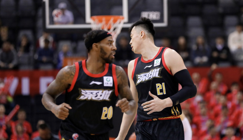 深圳队绝杀青岛队,王哲林统治全场 深圳队绝杀青岛队,王哲林统治全场