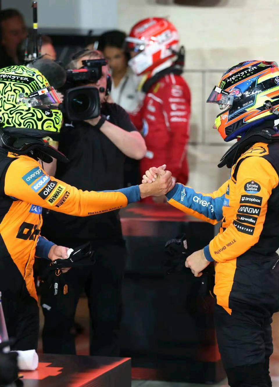 梅赛德斯力克红牛车队，塞恩斯扛起全队