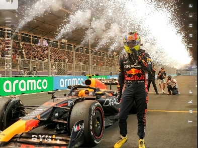 红牛车队逆转红牛二队，维斯塔潘统治全场