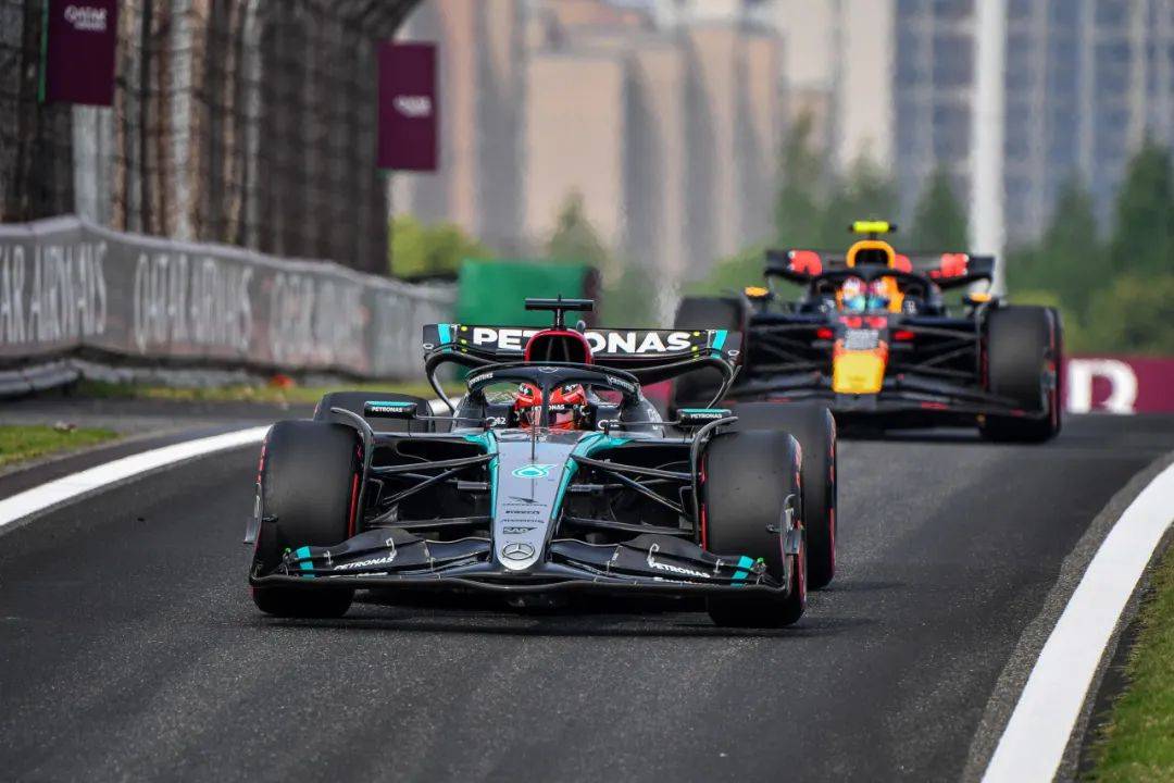 阿斯顿马丁完胜雷诺车队，塞恩斯关键制胜