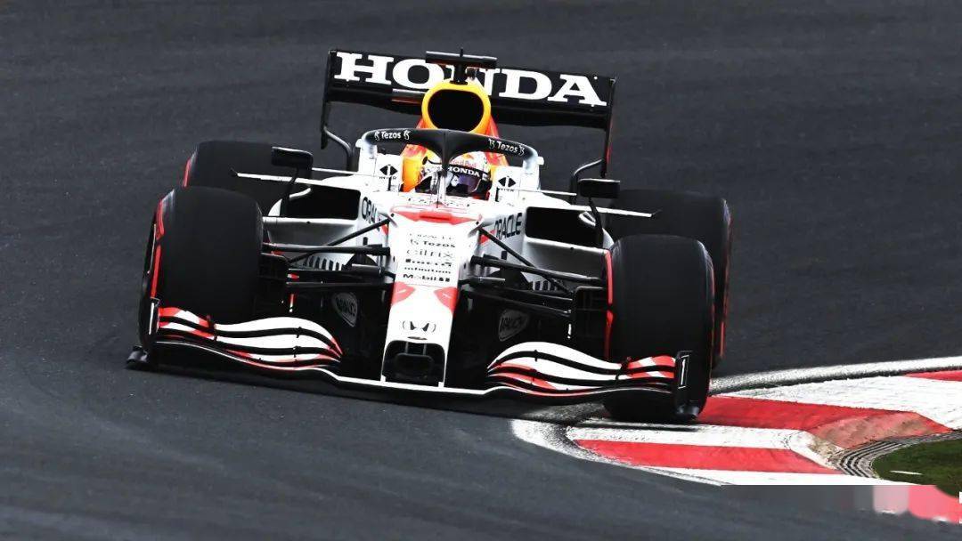 阿斯顿马丁完胜雷诺车队，塞恩斯关键制胜