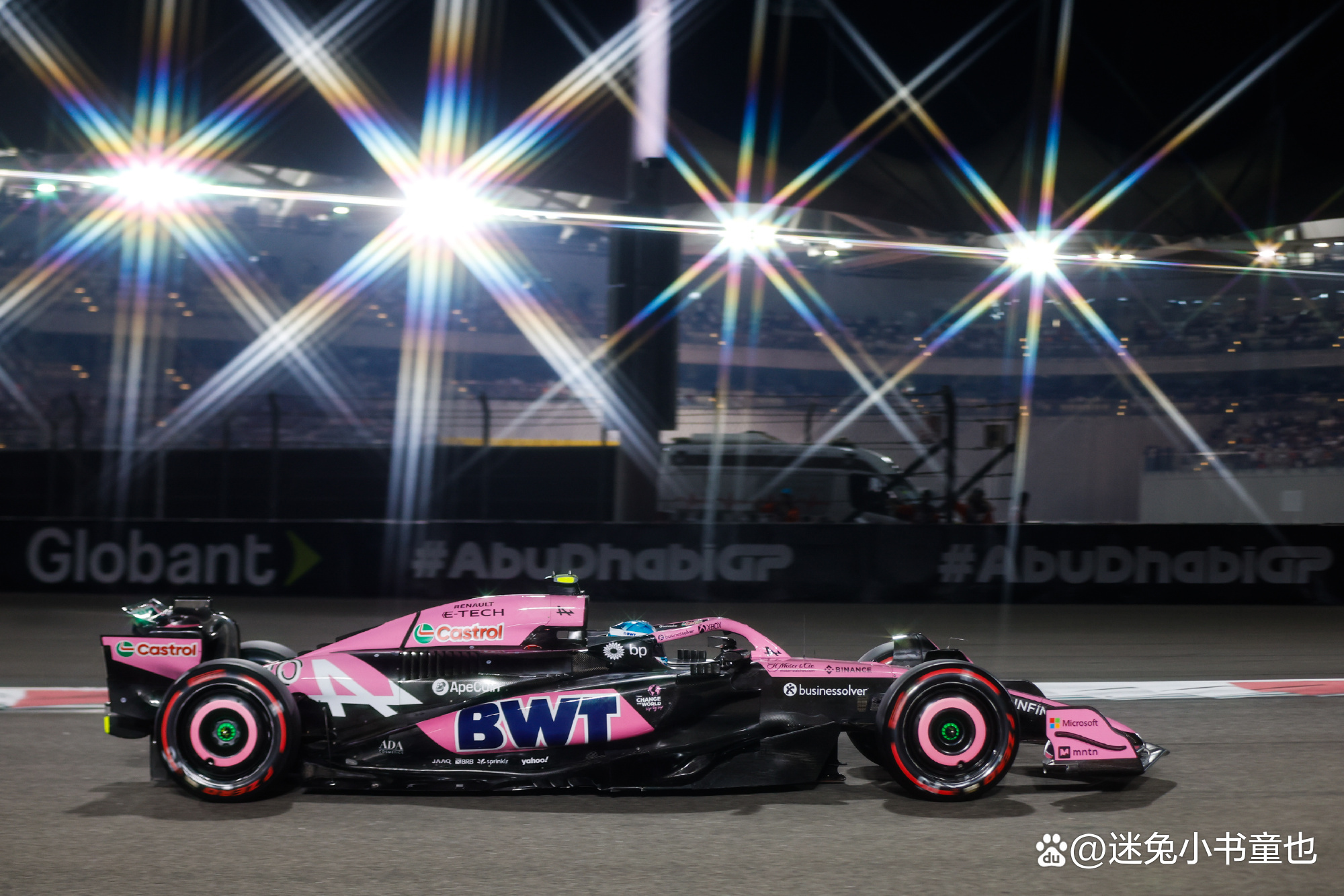 迈凯伦险胜威廉姆斯，周冠宇统治全场