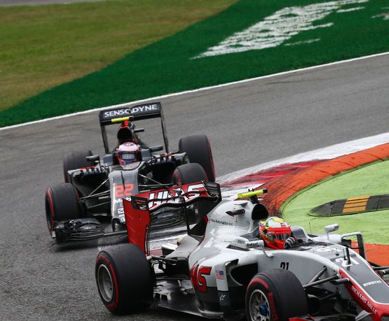 哈斯车队碾压迈凯伦，汉密尔顿统治全场