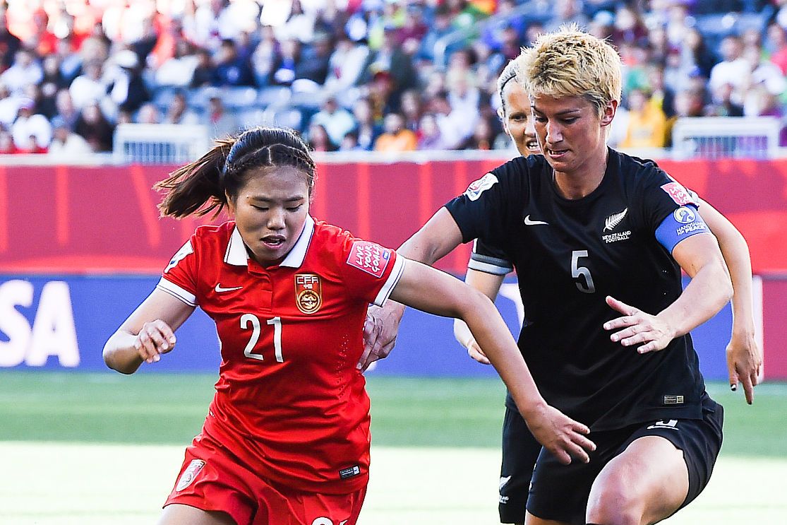 国际足球赛事热火朝天，女队比拼激动人心