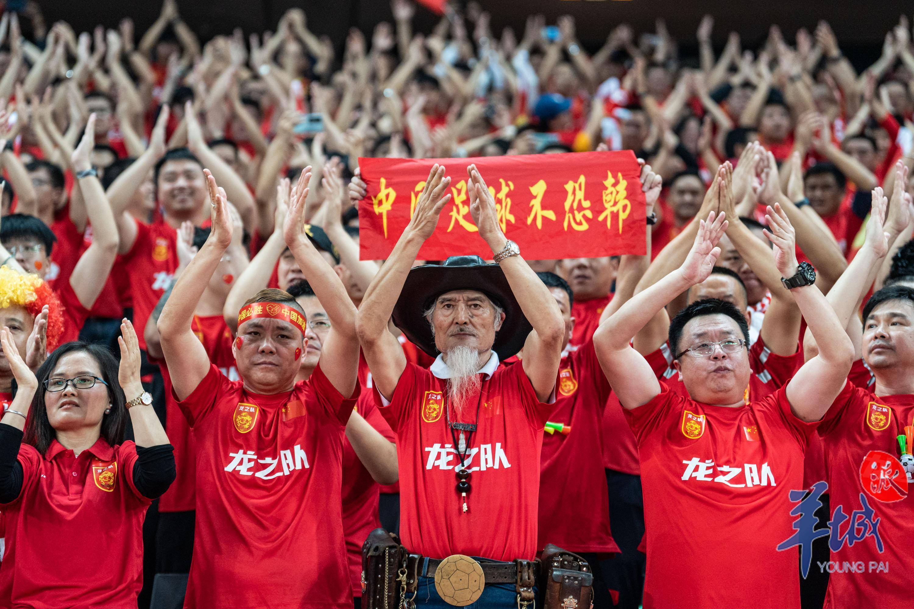 中国女足示强，赢得球迷和媒体的喝彩