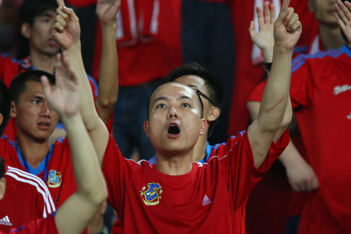 足球盛宴中，中国队凭借团结赢得胜利