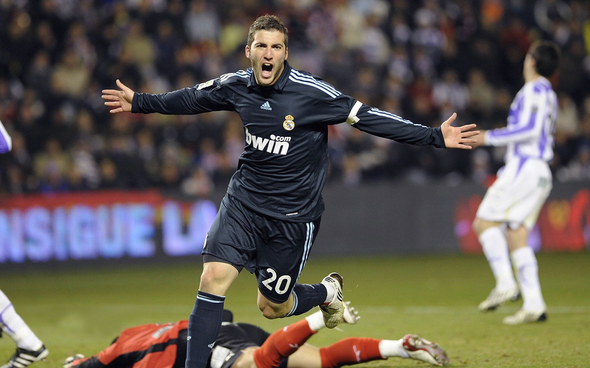 F1年度争冠之夜,字母哥冠军级表现,跨界竞技中的王者之心